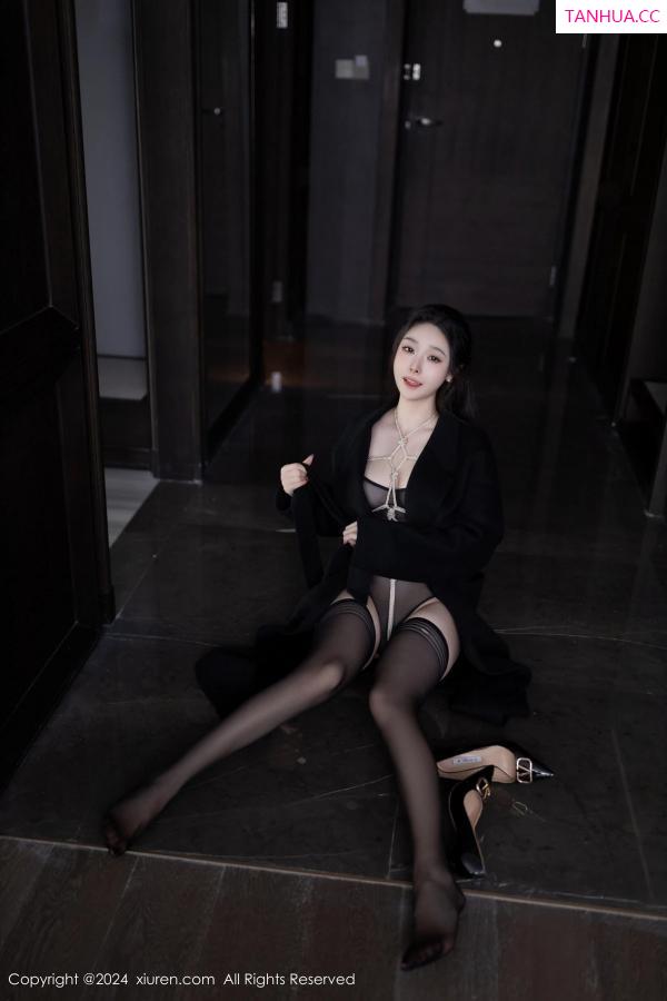 逗逗DouDou  [XiuRen]高清写真图 2024.05.16 No.8552 小逗逗 黑丝美腿第12张图片